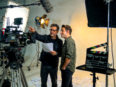 电影拍摄幕后花絮 - 导演与演员在片场交流