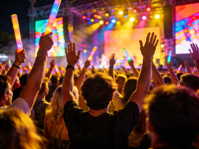 音乐节现场热烈氛围 - 观众在舞台前欢呼